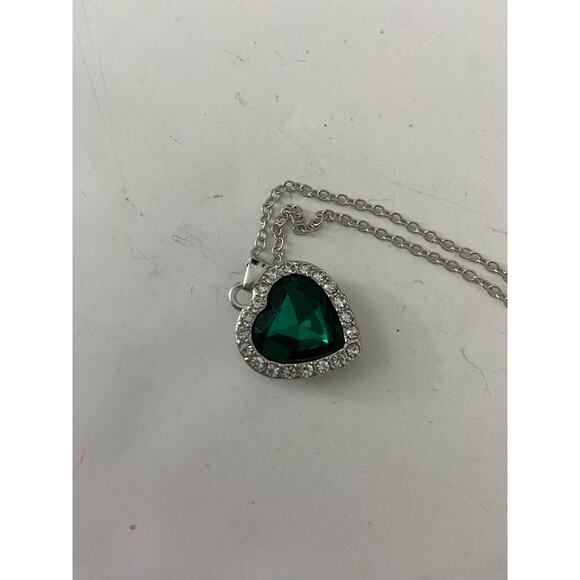 green heart necklace - Picture 5 of 5